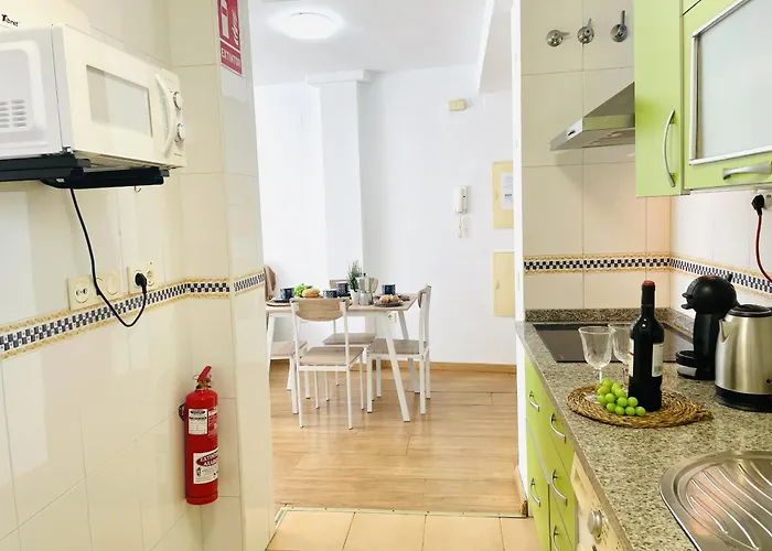 Velero En El Ctro De Nerja